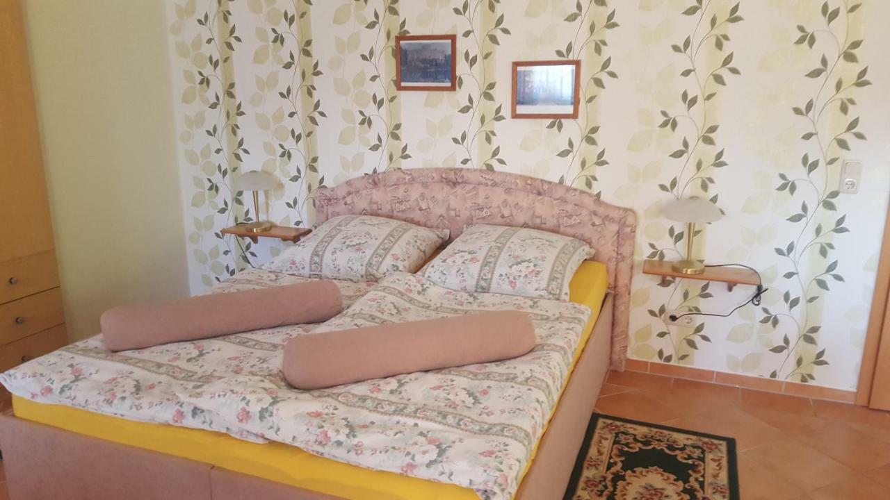 Ferienwohnung "Am Fechtertor- Eingang Zum Schlosspark" พุทบัส ภายนอก รูปภาพ